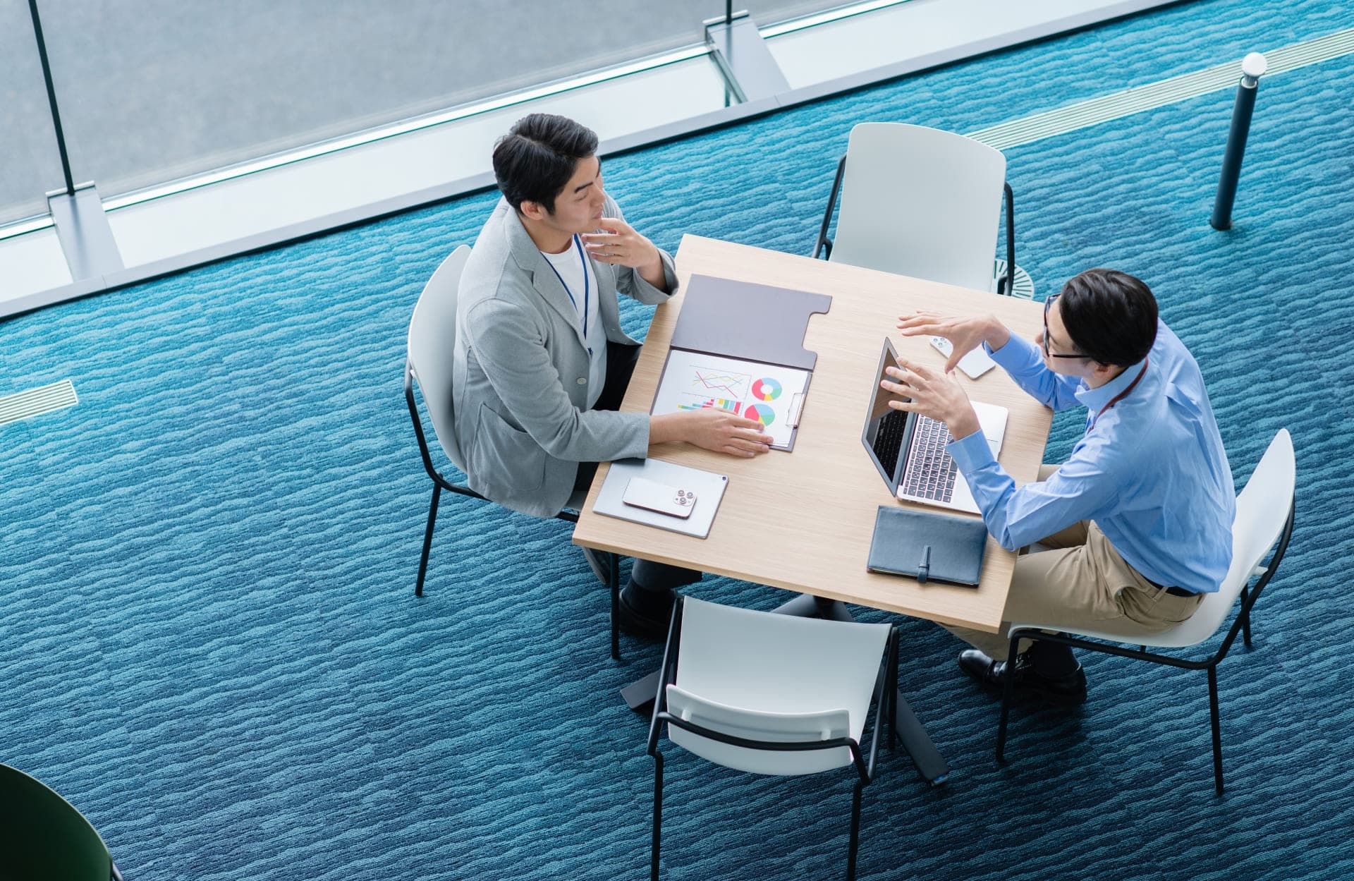 合同会社FUNのモダンなオフィス環境 - 日本式のワークスペース